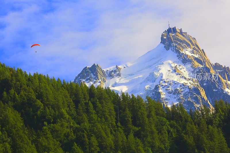 在Aiguille du Midi和Mont Blanc上空滑翔